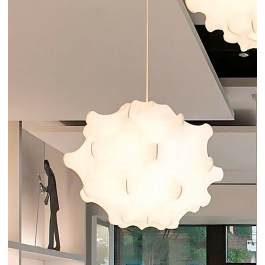 Suspension Stranger en soie blanche au design organique et sculptural