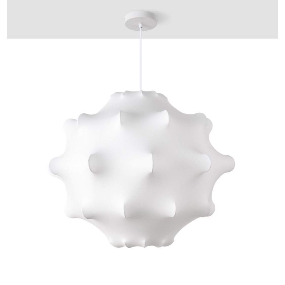 Suspension Stranger en soie blanche au design organique et sculptural
