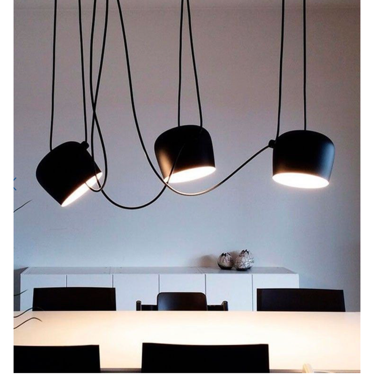 Suspension Loft en aluminium noir avec plusieurs abat-jour et longs câbles déportés au plafond
