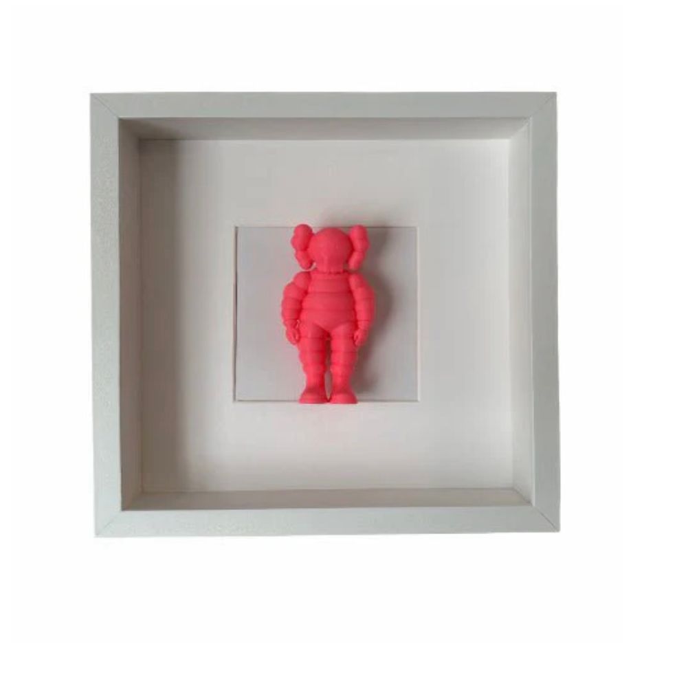 Figurine KAWS Chum encadrée – Sculpture murale design - Boutique Ømm