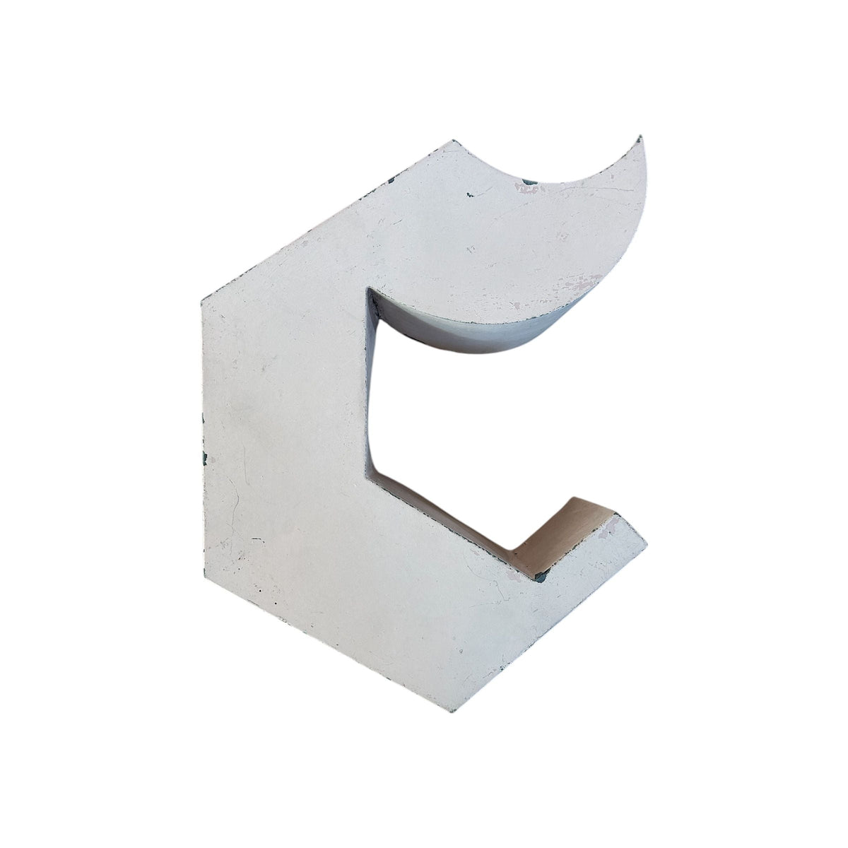 Lettre d’Enseigne Vintage “C” – Métal Rose Pâle – Design Brut et Géométrique - Boutique Ømm