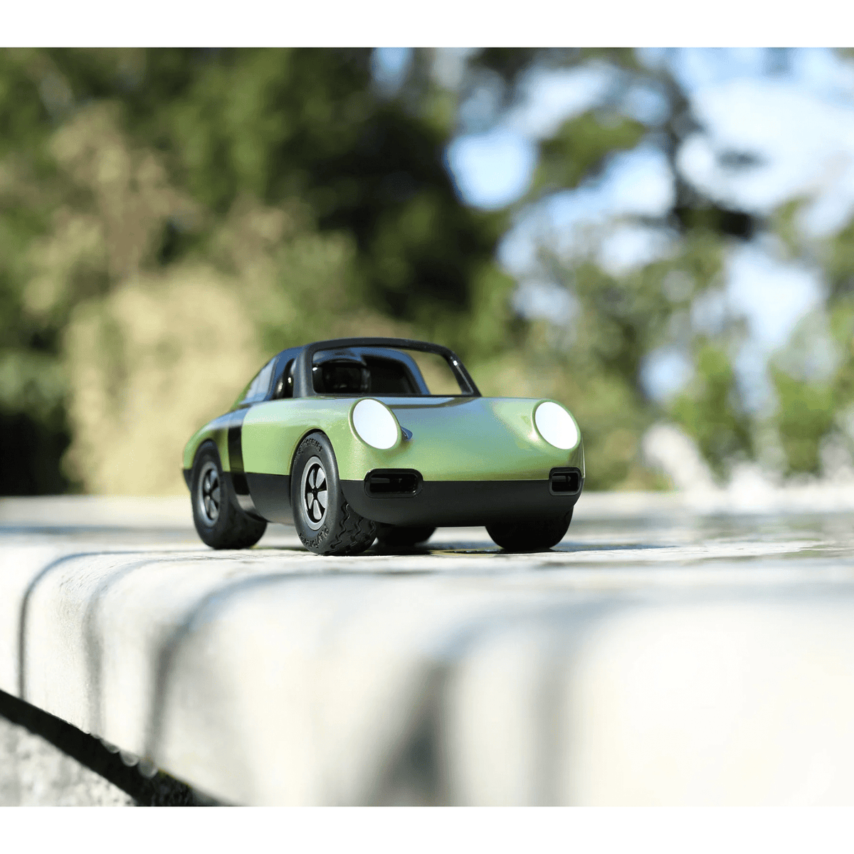 Voiture "Luft Hopper" – Design rétro vert métallisé – Playforever - Boutique Ømm